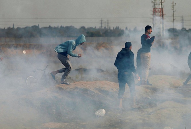 Đụng độ Palestines-Israel kéo dài đến tuần thứ sáu, 290 người bị thương Người biểu tình Palestine tập trung tại Dải Gaza phản đối quyết định công nhận Jerusalem là thủ đô của Israel của Trump. Ảnh: Reuters