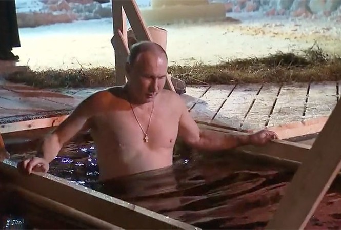 Tổng thống Putin cởi trần, ngâm nước lạnh âm độ C Tổng thống Putin ngâm nước lạnh âm độ C. Ảnh cắt từ video