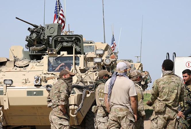 Mỹ 'đứng sau' cuộc xung đột Thổ Nhĩ Kỳ - Kurd Syria? Lực lượng dân quân người Kurd và lính Mỹ có mặt tại thị trấn Darbasiya, Syria, gần biên giới với Thổ Nhĩ Kỳ. Ảnh: Reuters