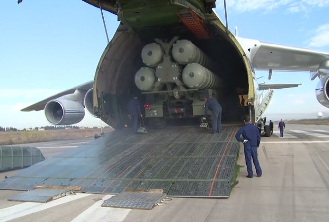 Lý do Nga triển khai thêm 4 ‘rồng lửa’ S-400 đến Syria Máy bay Nga đưa "rồng lửa" S-400 đến Căn cứ Không quân Khmeimim ở Syria. Ảnh cắt từ video