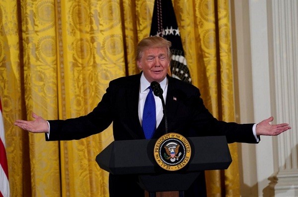 Trump đổi ý, chấp nhận thẩm vấn về cáo buộc Nga can thiệp bầu cử Tổng thống Mỹ Donald Trump trong cuộc họp báo tại Nhà Trắng ngày 24/1. Ảnh: Reuters