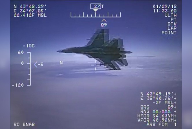 Lầu Năm Góc công bố video Su-27 Nga chặn máy bay do thám của Mỹ Su-27 của Nga bay qua trước mũi máy bay do thám Lockheed EP-3 của Mỹ. Ảnh cắt video
