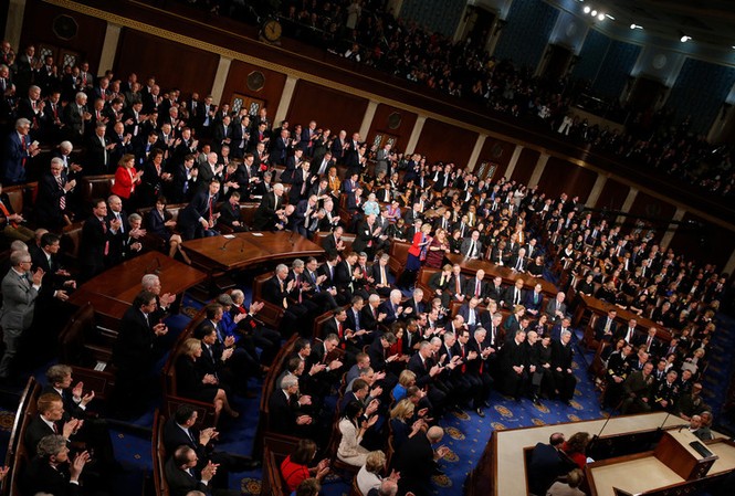 Bị Trump gắn mác phản bội, đảng Dân chủ 'dậy sóng' Phản ứng trái ngược của các thành viên đảng Cộng hoà (trái) và đảng Dân chủ khi Tổng thống Mỹ đọc Thông điệp Liên bang. Ảnh: Reuters