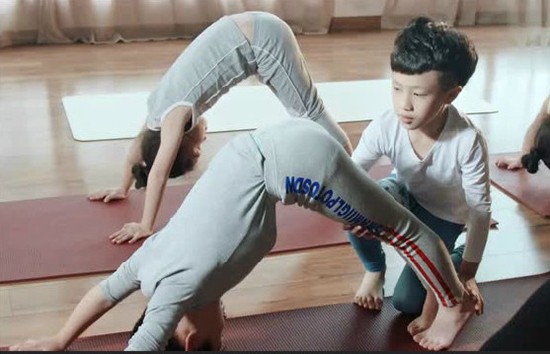 Học yoga để chữa tự kỷ, cậu bé 8 tuổi kiếm được hàng trăm triệu Cậu bé Sun Chuyang là giáo viên yoga trẻ nhất Trung Quốc. Ảnh: People