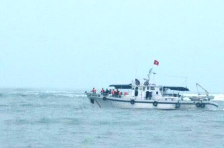 Lật thuyền, 2 ngư dân mất tích trên biển Tàu của lực lượng chức năng của tỉnh Quảng Trị đang tìm kiếm 2 ngư dân bị lật thuyền, mất tích trên biển chiều 8/2. Ảnh: H. Thơ