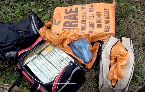 50 cảnh sát bao vây, truy đuổi hai kẻ vận chuyển 288 bánh heroin 288 bánh heroin được để trong ba lô và bao dứa. Ảnh: Sơn Ngọc