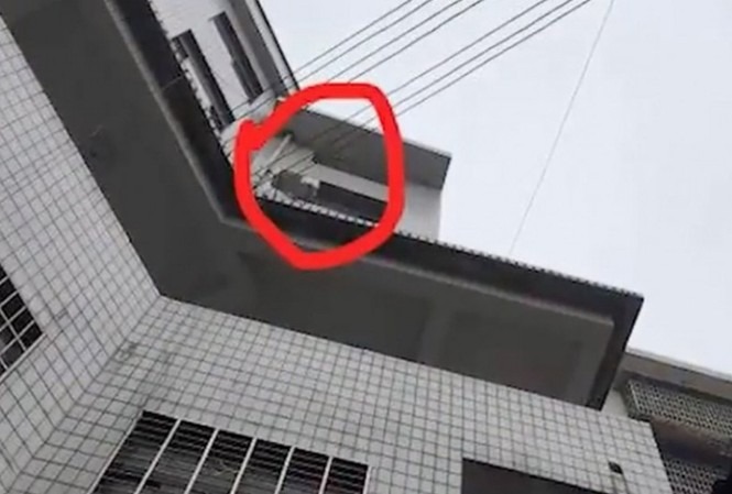 Cãi nhau với chồng cũ, mẹ ném con ra khỏi cửa sổ tầng 4 Hiện trường vụ mẹ ném con khỏi cửa sổ. Ảnh: SCMP