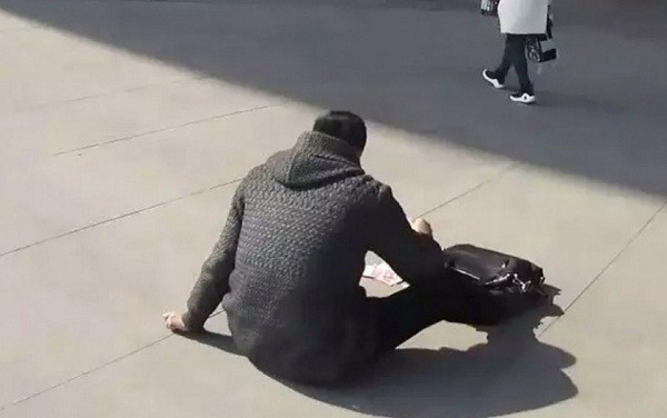 Lên cơn đau tim, người đàn ông thoát chết nhờ ném tiền ra đường Người đàn ông ném tiền ra đường để thu hút sự chú ý khi bị lên cơn đau tim. Ảnh: Kaixian