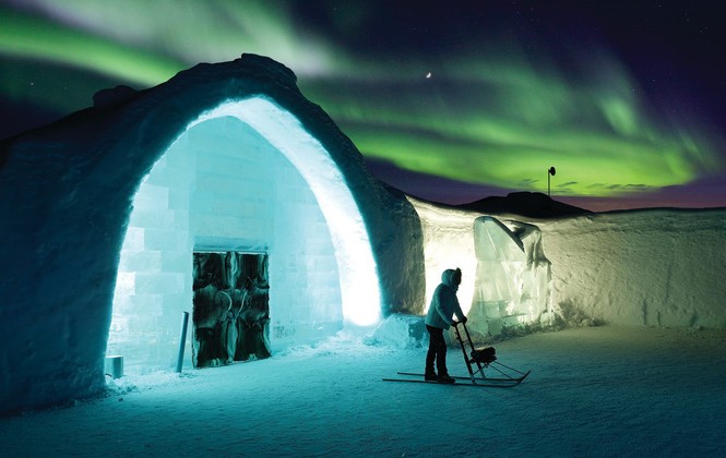 Mê mẩn ngắm khách sạn bằng băng tuyết đẹp lung linh như cung điện Khách sạn Icehotel năm nay có 35 phòng do 36 kiến trúc sư, nghệ sĩ đến từ 17 quốc gia thiết kế.