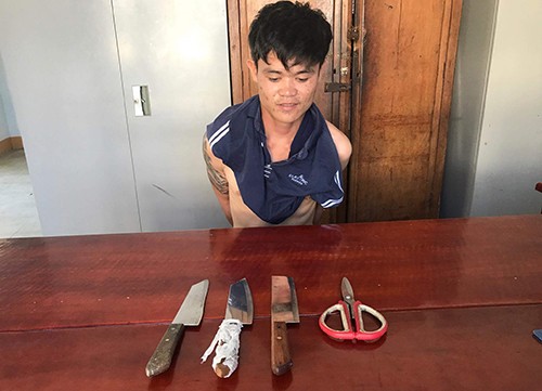 Cầm dao đuổi chém nhiều người trong cơn 'ngáo đá' Kẻ "ngáo đá" tại công an. Ảnh: An Phước.