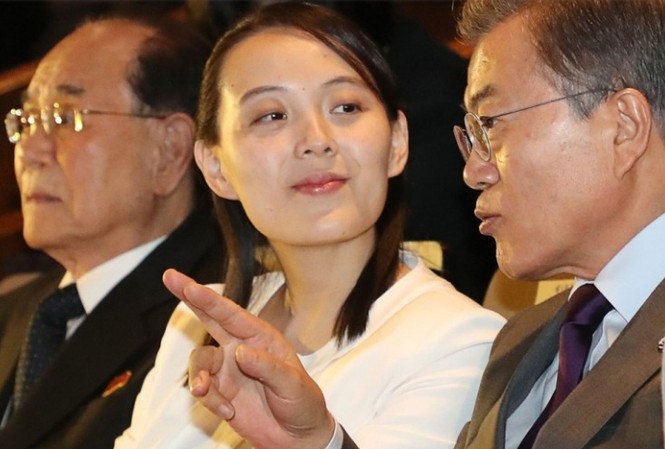 Em gái Kim Jong-un sẽ đến Mỹ khởi động đàm phán phi hạt nhân hoá? Bà Kim Yo-jong, em gái Chủ tịch Triều Tiên Kim Jong-un, nói chuyện với Tổng thống Hàn Quốc Moon Jae-in tại Olympic 2018. Ảnh: AFP