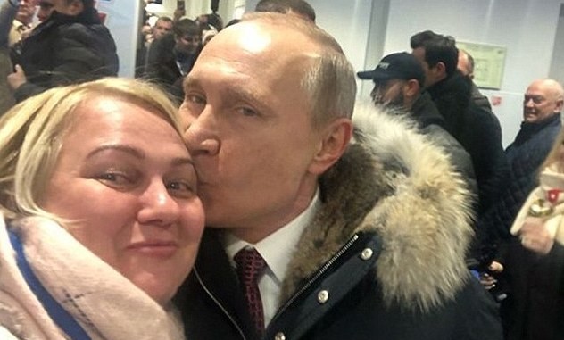Bất ngờ hôn một phụ nữ, ông Putin khiến cộng đồng mạng náo loạn Tổng thống Putin hôn trán fan nữ trong sự kiện vận động tái tranh cử. Ảnh: CEN