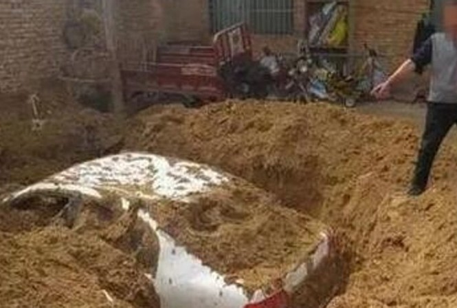 Trốn cảnh sát, người đàn ông chôn xe gây tai nạn trong vườn nhà Người đàn ông chôn xe để che giấu bằng chứng gây tai nạn. Ảnh: SCMP