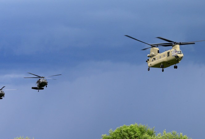 Máy bay quân sự Mỹ gặp nạn ở Iraq, 7 người thiệt mạng Trực thăng vận tải Chinook (trước) đang huấn luyện cùng 2 chiếc Black Hawk. Ảnh minh hoạ
