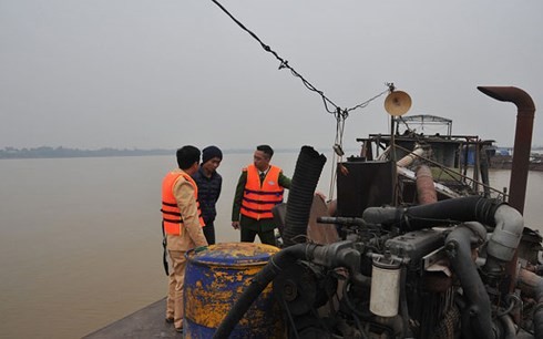 Hà Nội đấu thầu 27 mỏ khai thác cát để chặn nạn “cát tặc” Bắt giữ phương tiện hút cát trái phép tại khu vực Huyện Thường Tín, Hà Nội. (Ảnh: Dân trí).