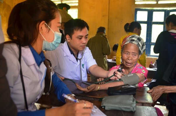 Tuổi trẻ Quảng Trị với 'Tháng Ba biên giới' Khám, cấp phát thuốc đồng bào bản Tà Păng, xã Hướng Lập.
