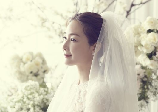 Lộ ảnh cưới hiếm hoi của mỹ nhân ‘Bản tình ca mùa đông’ Choi Ji Woo Cô dâu Choi Ji Woo xinh đẹp, rạng rỡ trong trang phục cô dâu. Ảnh: YG