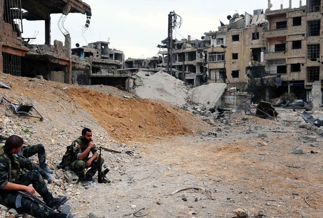 Nga: Vụ tấn công hoá học ở Douma là giả mạo Binh sĩ Syria được nhìn thấy tại Douma, Đông Ghouta, vào ngày 28/3 vừa qua. Ảnh: Global Look Press