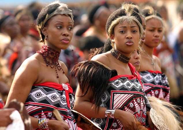 Hoàng hậu Swaziland nghi tự tử vì không được dự tang lễ của chị gái Senteni Masango (phải) và một người vợ khác của Vua Mswati III của Swaziland vào năm 2005. Ảnh: AP