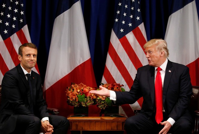 Tổng thống Pháp xác nhận đang cùng Anh, Mỹ thảo luận chống Syria Tổng thống Pháp Emmanuel Macron (trái) trong lần gặp với người đồng cấp Mỹ Donald Trump. Ảnh: Reuters