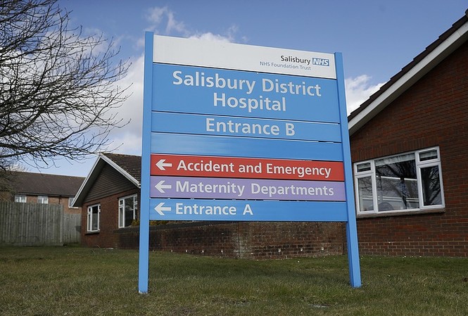 Nga lo ngại con gái cựu điệp viên Skripal bị ‘cô lập’ sau khi ra viện Bệnh viện Salisbury, nơi được cho là tiến hành điều trị cho cha con cựu điệp viên Skripal. Ảnh: AP