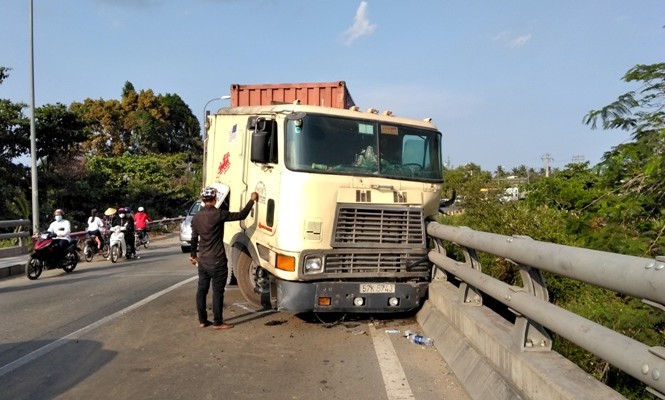 Xe đầu kéo đâm vào lan can cầu, 2 người may mắn thoát chết Hiện trường vụ tai nạn.