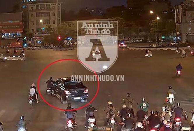 Lái xe bán tải kéo lê người: Những ‘bí mật’ chưa kể đằng sau Hình ảnh chứng minh hành vi ngông cuồng của lái xe bán tải, khi cố tình đánh lái, nhấn ga để đâm va người đi xe máy