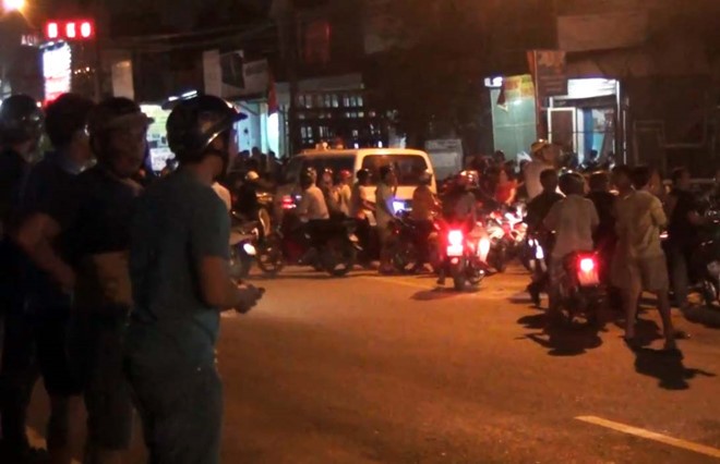 Bản tin 8H: Án mạng rùng rợn trong tiệm cầm đồ khóa trái cửa Người dân tụ tập tại hiện trường vụ ông chủ cầm đồ nguy kịch, vợ và con tử vong. Ảnh: Zing