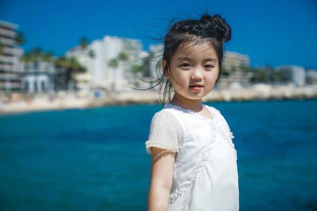 Chân dung ‘Thiên thần nhí’ C-biz được Dior mời đến LHP Cannes Một nhân vật đặc biệt của làng giải trí Trung Quốc góp mặt tại LHP Quốc tế Cannes lần thứ 71 là sao nhí “Bố ơi, mình đi đâu thế” Arale Thôi Nhã Hàm (6 tuổi).