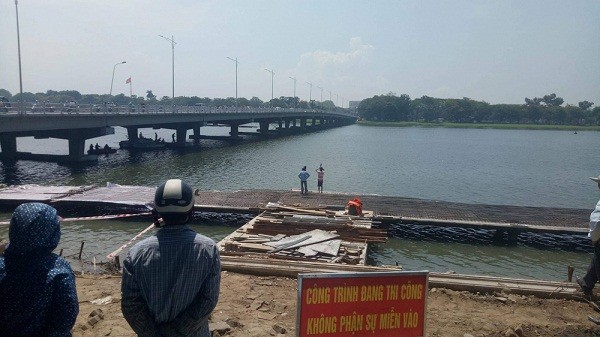 Bản tin 8H: Cha buộc con gái vào bụng rồi nhảy sông tự vẫn Hiện trường vụ việc. - Ảnh: VTC News