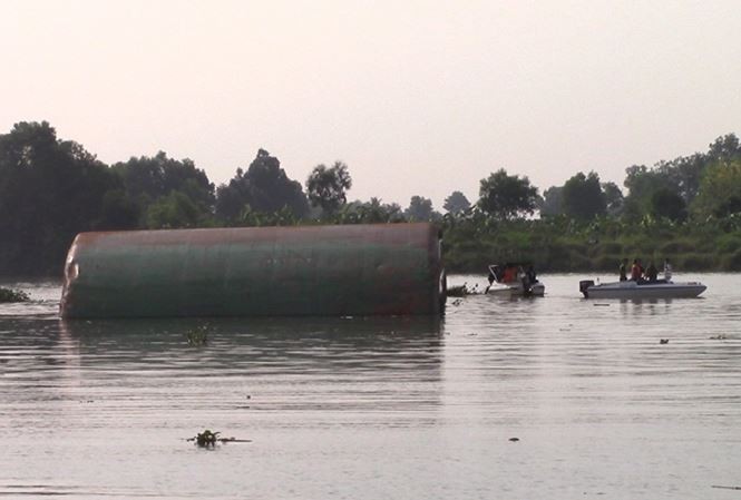 Bản tin 14H: Tìm thấy thi thể 3 người mất tích trong vụ lật sà lan Hiện trường vụ lật sà lan.