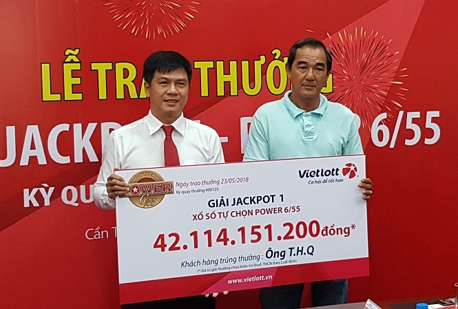 Người đàn ông ở Cần Thơ không che mặt khi nhận 42 tỷ đồng Vietlott Người đàn ông ở Cần Thơ không che mặt khi nhận 42 tỷ đồng Vietlott