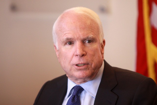Căn bệnh ung thư khiến Thượng Nghĩ sĩ Mỹ khốn đốn Thượng Nghị sĩ Mỹ John McCain phải cắt bỏ da trên gương mặt.