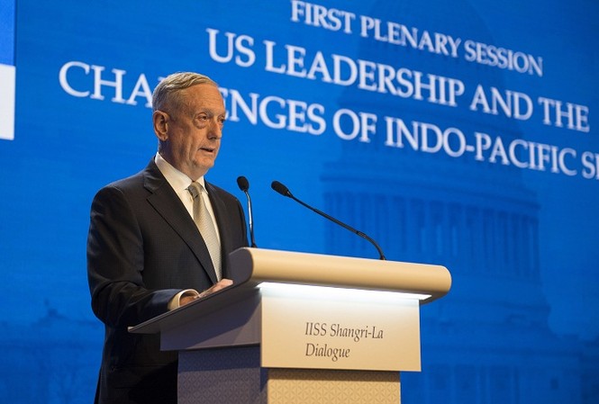 Mỹ coi trọng vai trò chủ chốt của ASEAN Bộ trưởng Quốc phòng Mỹ James Mattis phát biểu tại Đối thoại Shangri-La hôm 2/6. Ảnh: Joshua Fulton.