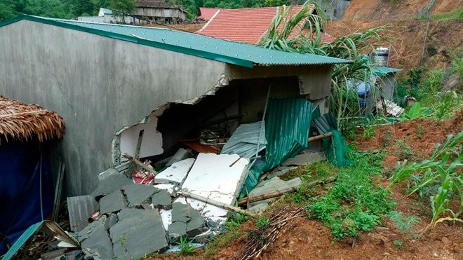 Bản tin 14H: Đất đá đè sập nhà vào nửa đêm, bé 3 tuổi tử vong Hiện trường vụ sập nhà. Ảnh: VNN