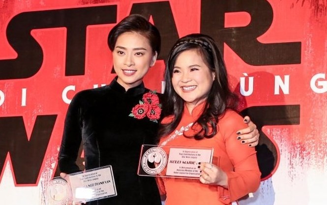 Đạo diễn 'Star Wars' nói gì khi sao gốc Việt bị fans thế giới kỳ thị? Kelly Marie Tran (phải_ và Ngô Thanh Vân đóng vai chị em trong “Star Wars: The Last Jedi”.