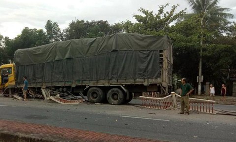 Bản tin 14H: Bất ngờ nổ lớn, xe tải là phẳng gần 30m dải phân cách Hiện trường vụ tai nạn.