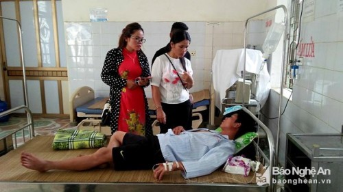 Bản tin 8H: Cãi nhau khiến vợ bỏ đi, chồng ăn lá ngón tự tử Anh Bình đang nằm theo dõi tại Trung tâm Y tế Quế Phong. Ảnh: Báo Nghệ An
