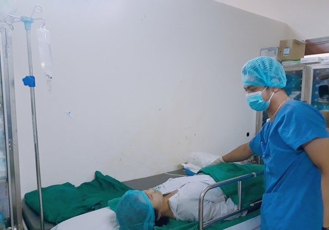 Truyền hình trực tiếp ca mổ dị dạng mạch đặc biệt ra thế giới Bác sĩ thăm khám cho bệnh nhân đầu tiên sau khi được can thiệp.