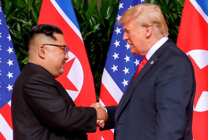 Bản tin 8H: Tổng thống Trump cho Chủ tịch Kim số điện thoại riêng Tổng thống Trump bắt tay Chủ tịch Kim trong lần đầu gặp mặt ở Singapore.