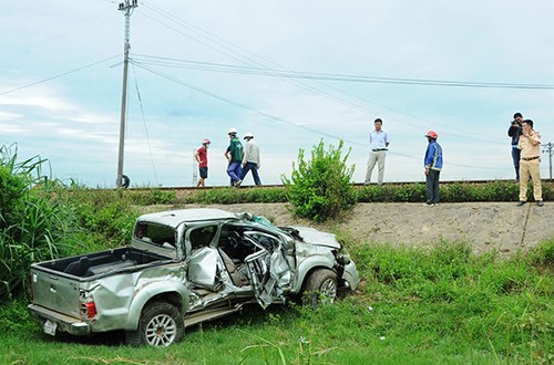 Tàu hỏa húc văng ôtô, một người tử vong Ôtô lật ngửa, rớt xuống ruộng sau khi bị tàu hỏa húc văng. Ảnh: Thạch Thảo.