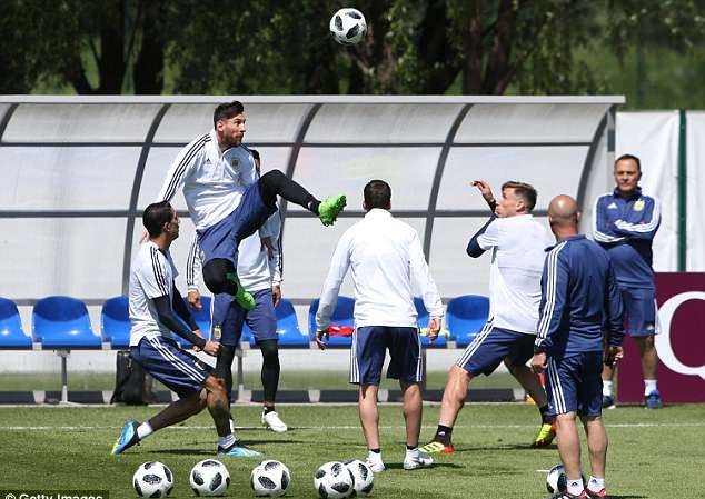 Argentina xuất quân: Messi phải nhìn Ronaldo mà học tập! Argentina xuất quân: Messi phải nhìn Ronaldo mà học tập!