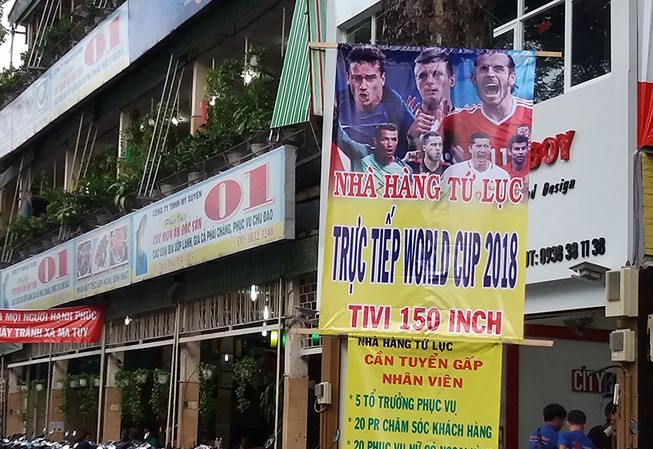 Tự ý phát World Cup trên facebook có thể bị phạt Hiện nay, nhiều quán cà phê, nhà hàng, quán ăn, nơi công cộng…treo quảng cáo World Cup 2018 mà chưa nắm rõ các quy định của FIFA. Ảnh: HTD