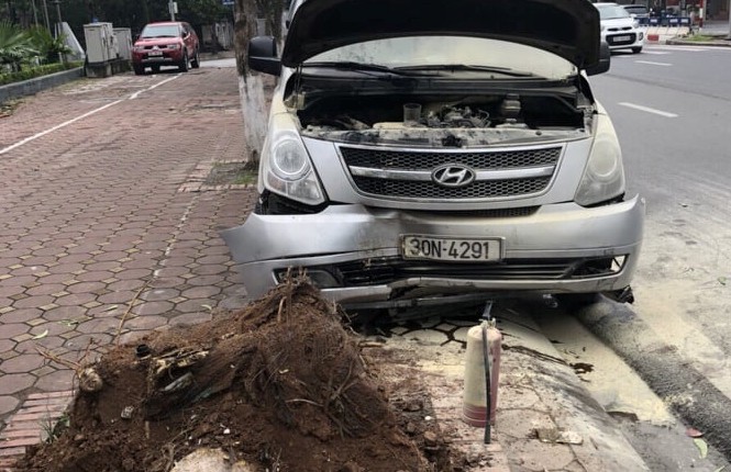 Bản tin 8H: Ô tô đâm bật gốc cây trên vỉa hè, bốc cháy giữa phố Hà Nội Hiện trường vụ ô tô đâm cây bật gốc.