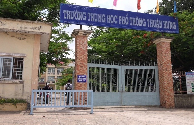 Cần Thơ: Một thí sinh được cán bộ viết hộ bài thi Điểm thi Trường THPT Thuận Hưng (quận Thốt Nốt, TP. Cần Thơ) nơi có trường hợp thí sinh bị tai nạn được hỗ trợ đặc biệt.