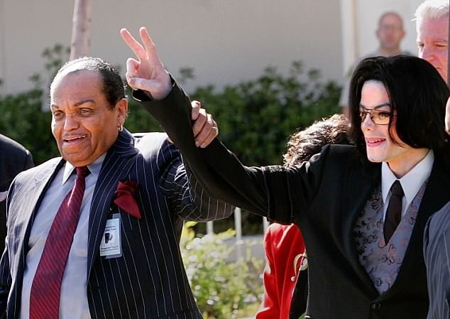 Michael Jackson và nỗi ám ảnh về sự ngược đãi của người cha Michael Jackson yêu nhưng sợ hãi người cha hà khắc.