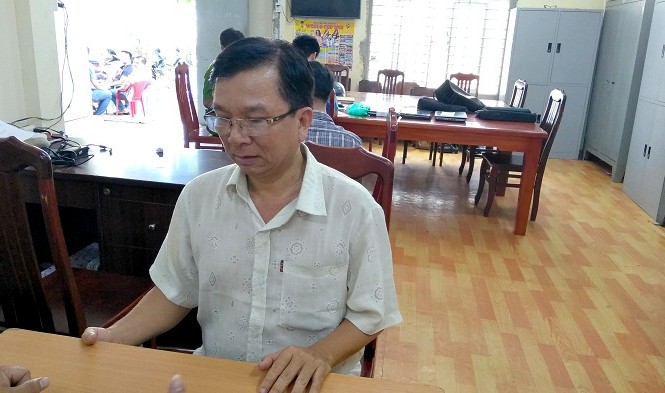 Bắt giữ 24 đối tượng đang cá cược bóng đá trong quán cà phê Nguyễn Văn Hòa (áo trắng).