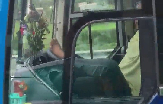 Bản tin 14H: Tước giấy phép lái xe tài xế lái bằng chân trên cao tốc Tài xế Nguyễn Duy Hiếu dùng chân lái xe khách trên tuyến cao tốc Trung Lương - TP HCM.
