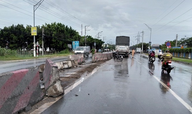 Xe tải hất tung nhiều đoạn dải phân cách trên quốc lộ 1A Hiện trường vụ tai nạn.