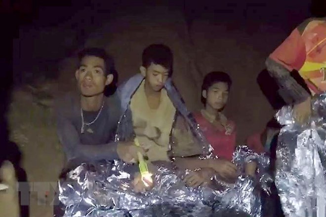 Bản tin 8H: Đội bóng Thái Lan chưa thể ra ngoài bằng bình lặn hơi Các thành viên đội bóng thiếu niên mắc kẹt bên trong hang Tham Luang. (Nguồn: THX/TTXVN)
